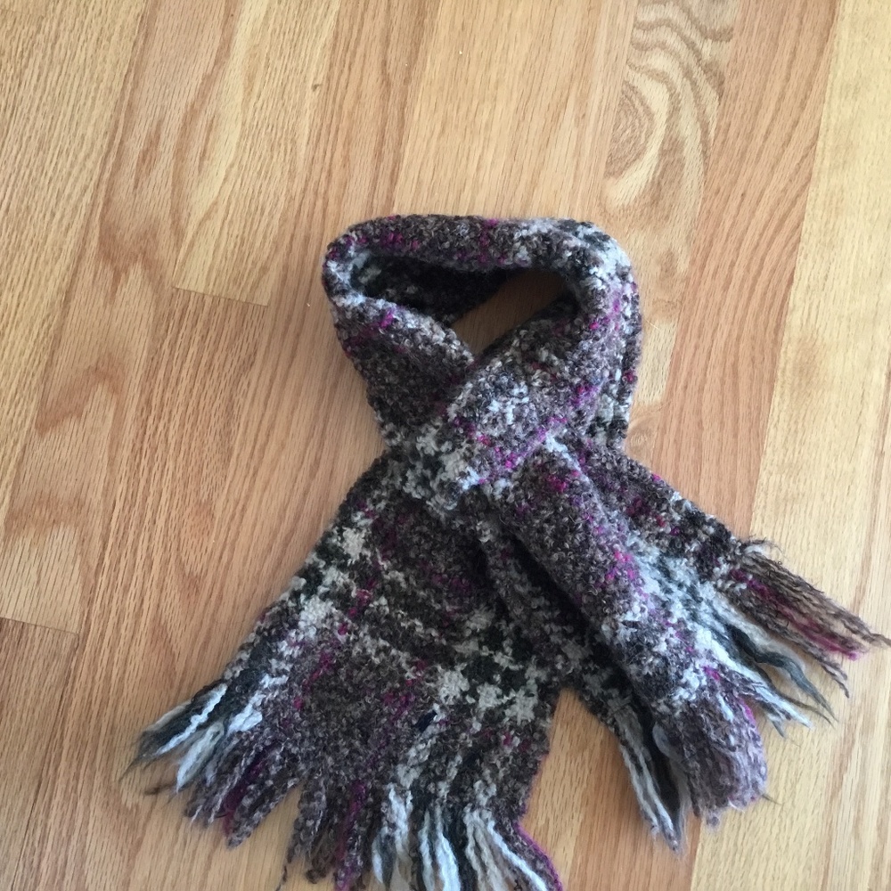 Irish wool - self fastened closure